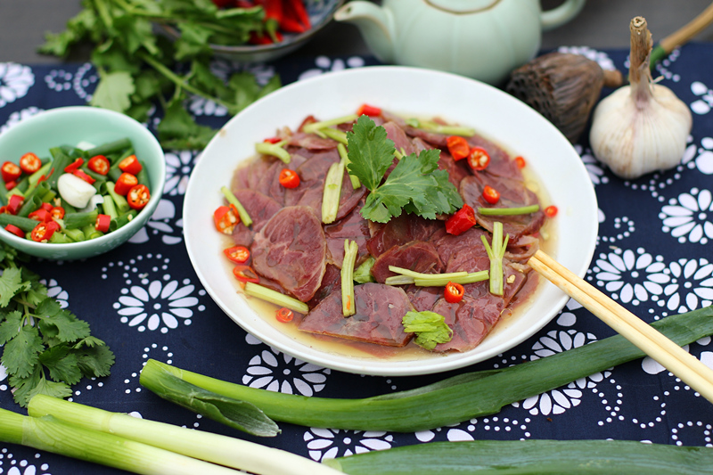 卤脖凉三特色菜品-剁椒牛肉